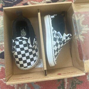 Infant Slip-On V Crib Checker Shoe, size 2